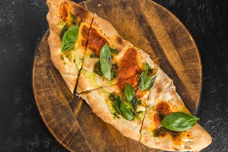 Кальцоне с ветчиной и грибами