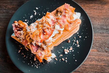 Венская вафля Бекон, миндаль, творожный сыр