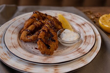Кольца кальмара в панировке со сливочно-чесночным соусом
