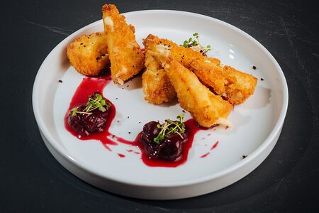 Жареный сыр с ягодным соусом