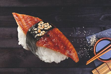 Суши с угрем