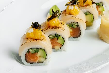 Опаленный гребешок, лосось, манго, авокадо