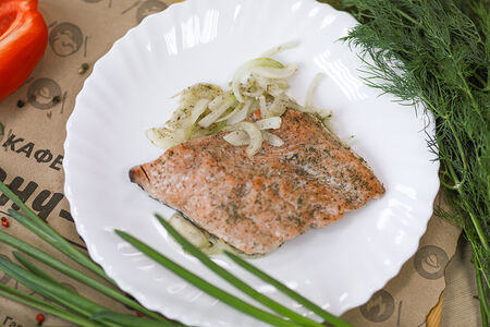 Горбуша с луком на пару