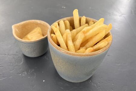 Картофель фри с сырным соусом