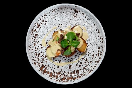 Медальон из cвинoй вырезки в сливочном соусе песто