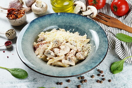 Пенне с курицей и грибами