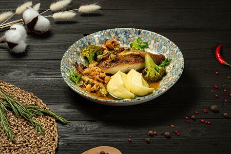 Палтус с картофельным пюре и креветочным соусом