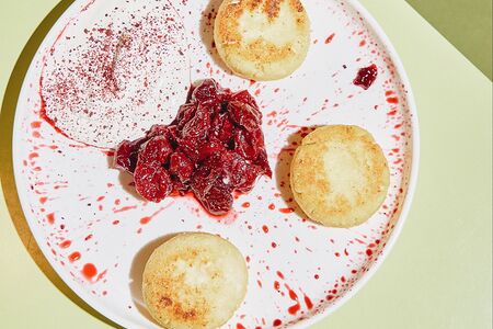 Сырники с вишней и сметаной