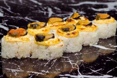 Запеченный с мидиями спайси