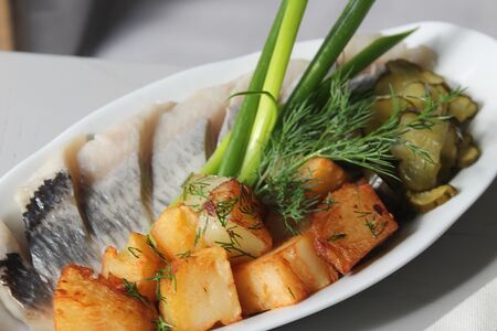 Дальневосточная сельдь с вареным картофелем