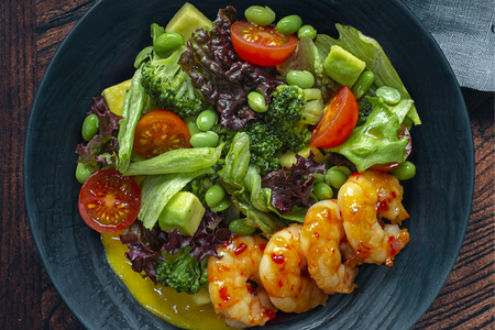 Салат с креветками и соусом маракуйя