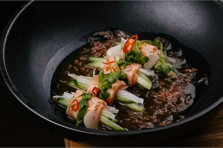 Сашими из лосося с хрустящим огурцом и грейпфрутовым соусом