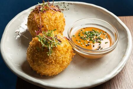 Аранчини из ризотто с крабом и креветками