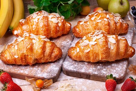 Круассан с заварным кремом