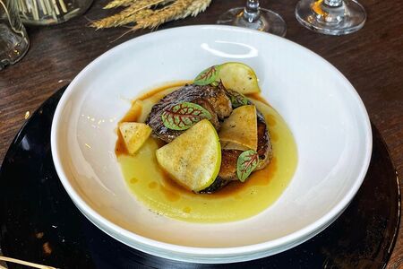 Стейк из буженины с соусом Демиглас