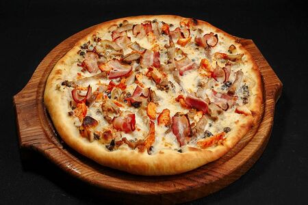 Мясная пицца на сливочно-грибном соусе