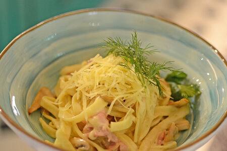 Паста карбонара с беконом и грибами