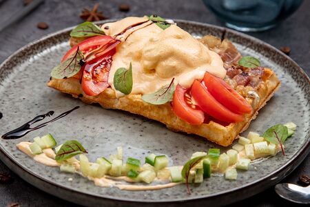 Pancetta alla golandese (Вафля с глазуньей и беконом)