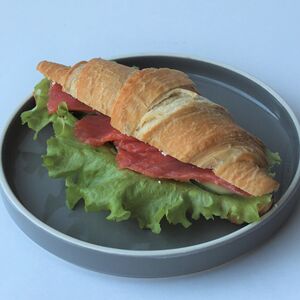 Круассан с форелью