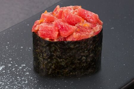 Гункан спайси тунец