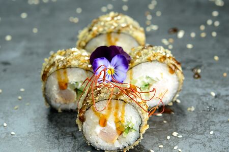 Жареный ролл с курицей