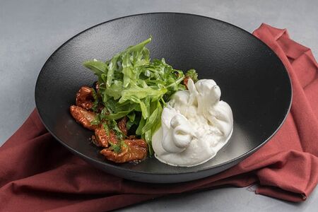 Буррата с вялеными томатами и соусом песто