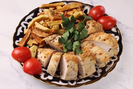 Запеченная куриная грудка с картошкой фри