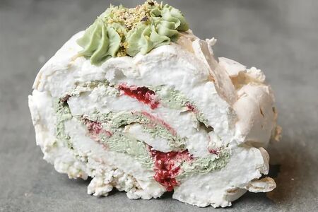 Меренговый рулет с фисташкой и малиной