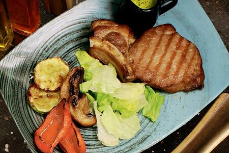 Стейк из свинины с овощами гриль