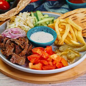 Шаверма из свинины на тарелке