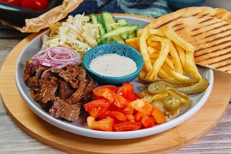 Шаверма из свинины на тарелке