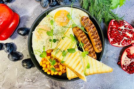 Глазунья с тостами