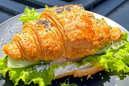 Круассан с лососем