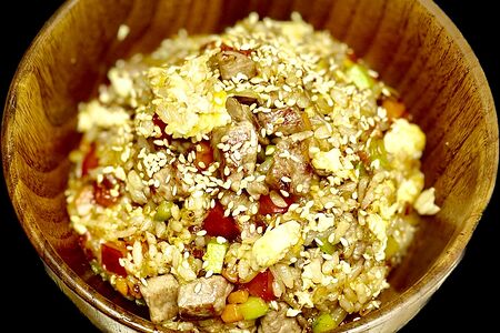 Тяхан со свининой, овощами и яйцом