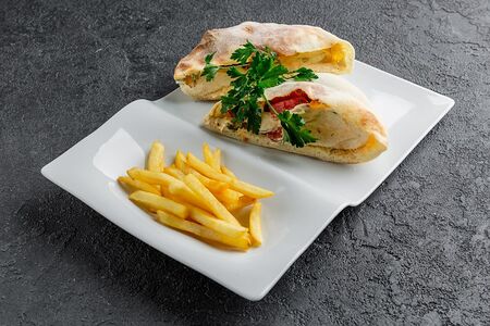 Шаверма на тарелке с цыплёнком