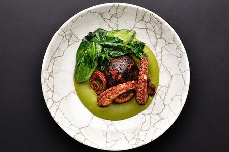 Щупальца осьминога с печеным томатом и картофельным кремом с песто