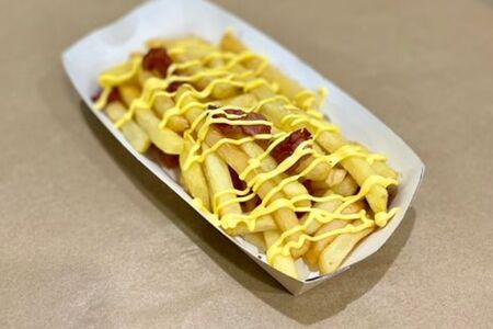 Картофель фри с беконом и сырным соусом