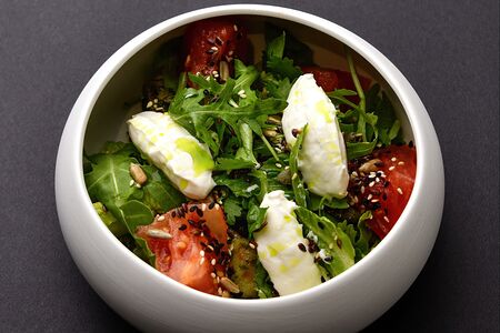 Хрустящие баклажаны с руколой, спелыми томатами и молодым сыром 