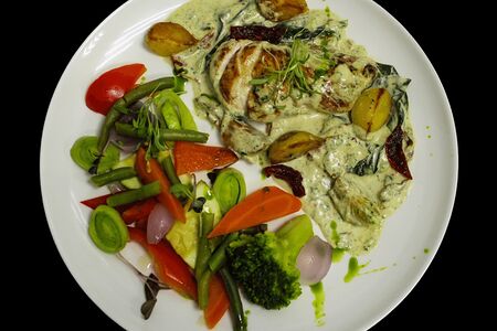 Курица по-ливански с овощами на пару