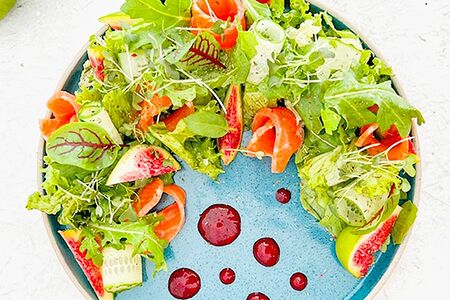 Зеленый салат с форелью и осенними фруктами