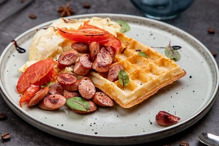 Frittata con salsicce (Вафля со скрембл и колбасками)