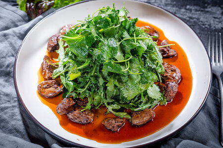 Теплый салат с куриной печенью