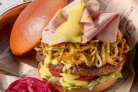 Сочный бургер с мортаделлой, хрустящим цукини и сырным соусом