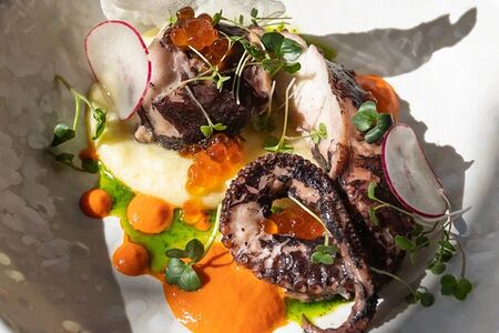 Осьминог с соусом из печеного перца и красной икрой