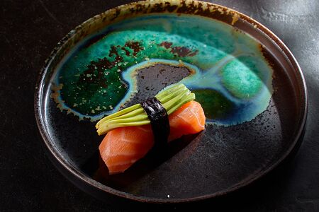 Суши с лососем и авокадо