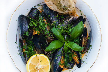 Свежие морские мидии Том-ям