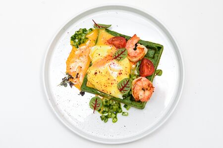 Вафля из шпината с яйцом пашот