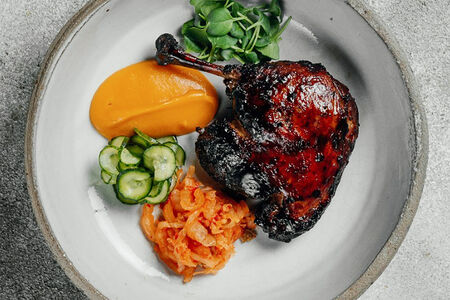 Утка конфи с пюре из батата и манго