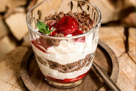 Крем из домашнего сыра с пралине и малиной