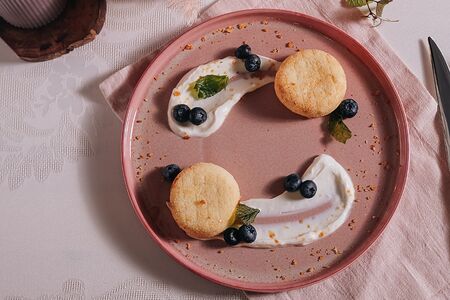 Сырники с карамелью, лаймовым крем-фрешем и свежими ягодами